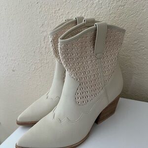 Dolce Vita Off white boots